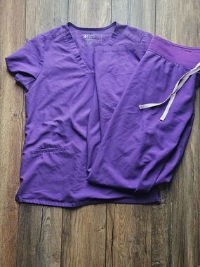 FIGS Purple Ultraviolet Scrub Set Small